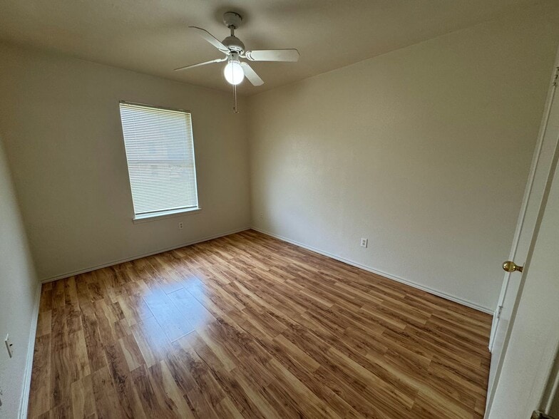 Building Photo - 1701 Benttree Dr