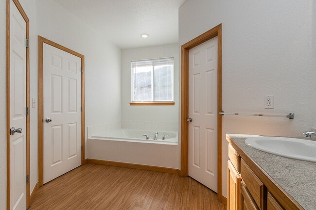 Building Photo - Wonderful ranch style brick home!