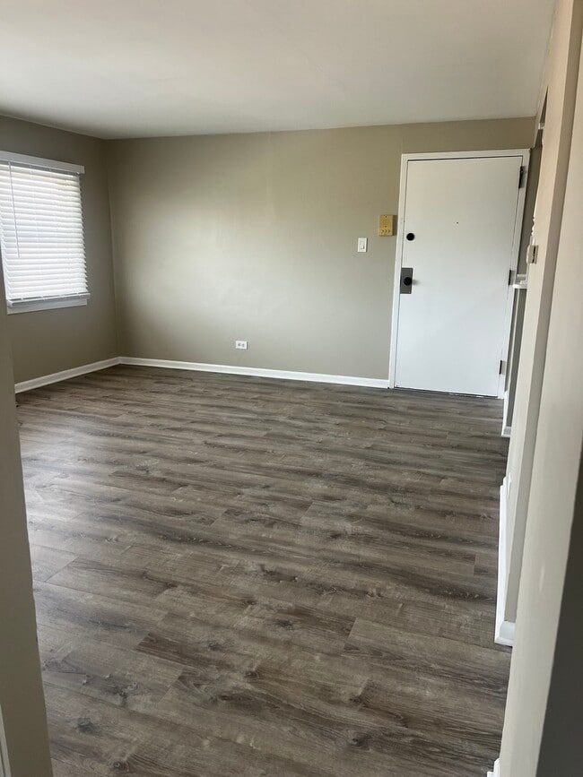 Building Photo - 10805 S Lloyd Dr