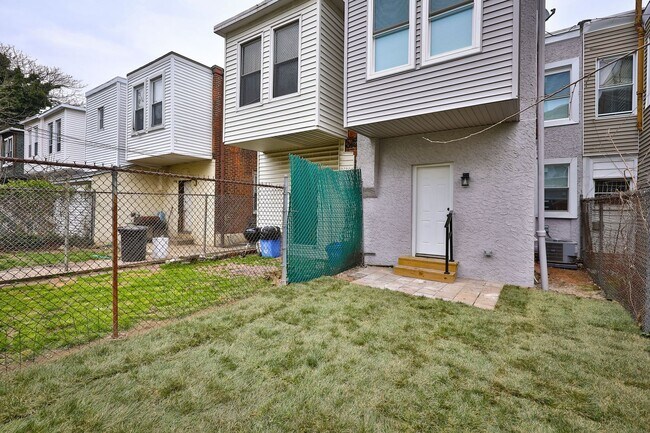 Building Photo - 1812 N Croskey St