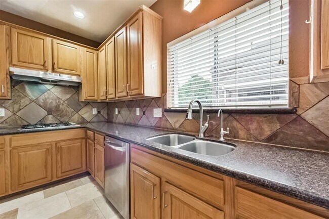 Building Photo - 2427 Shelby Park Dr