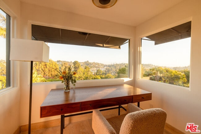 Building Photo - 2516 Silver Lake Terrace
