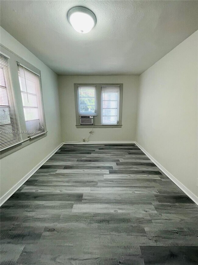 Building Photo - 442 SW 10th Ave