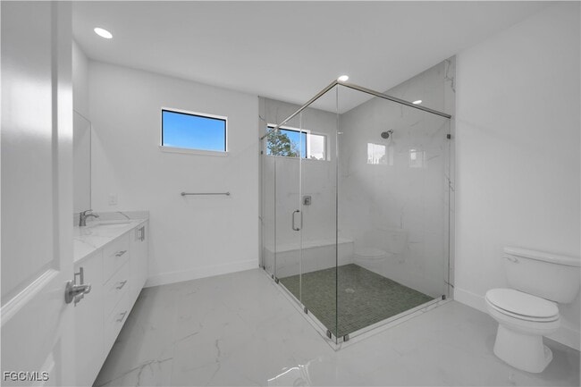 Building Photo - 708 Poinsettia Ave