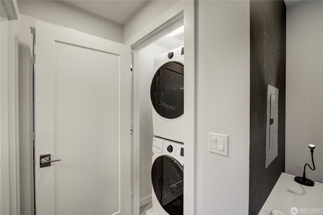 Building Photo - 2Bd/1.75Ba Seattle Townhouse