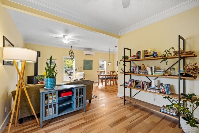 Building Photo - Fully Furnished Northside Bungalow Available for Month of August, 2026