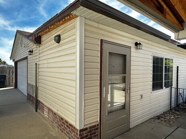 Building Photo - 5906 S Blue Iron Way