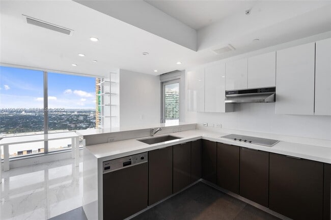 Building Photo - 1425 Brickell Ave