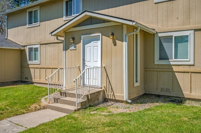 Building Photo - 2 bed 1 bath apartment (4plex building)