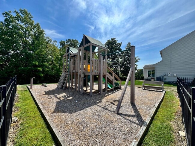 Building Photo - Large executive home in pool community Mas...