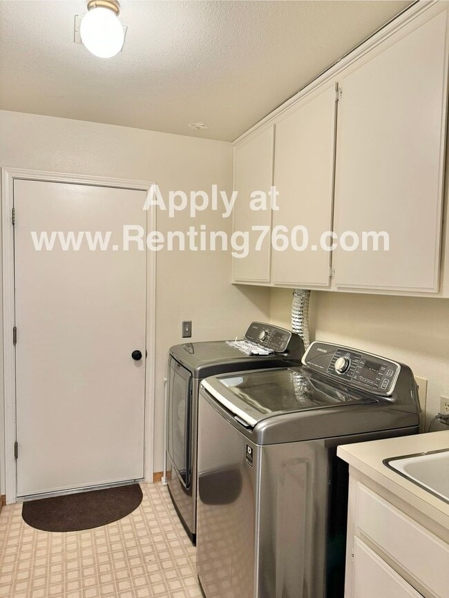 Building Photo - Charming 3 Bedroom 2 Bathroom Home In The Highly Desired Juniper Terrace Neighborhood!!