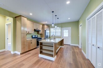 Building Photo - Updated 2 Bed 2 Bath Near SSM Cardinal Gle...