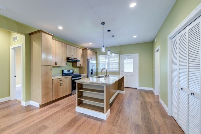 Building Photo - GRADUATE STUDENTS!! 2 Bed 2 Bath Near SSM Cardinal Glennon, St. Louis University