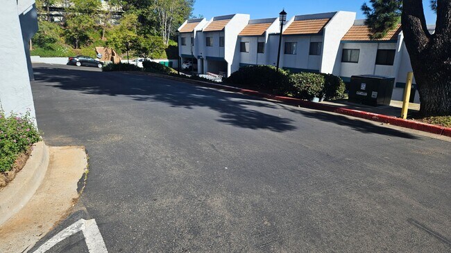 Building Photo - Beautiful 2BD 1.5BA Recently Remodeled Condo in Forest Park Plaza