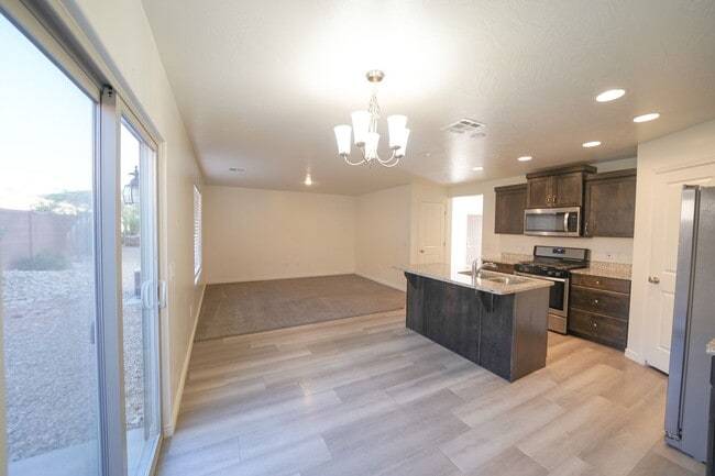 Building Photo - Spacious Townhome for Rent – Prime Location!