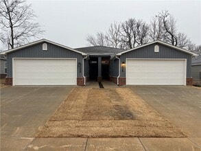 Building Photo - 6605 NW Vandergriff St
