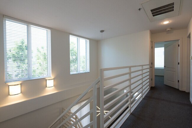 Building Photo - 16 W Encanto Blvd