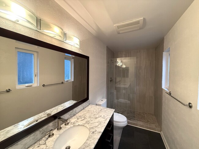 Building Photo - LARGE UPDATED TWO BEDROOM / TWO BATHROOM G...