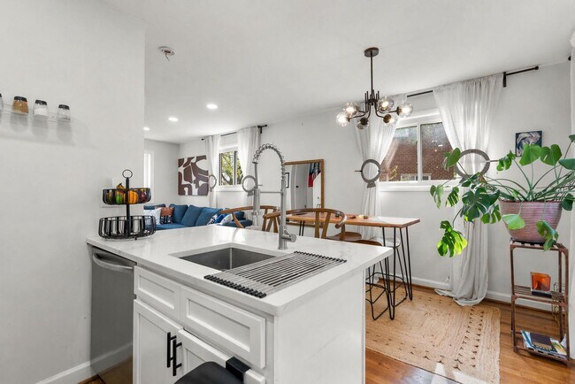 Building Photo - 3300 Manorwood Dr