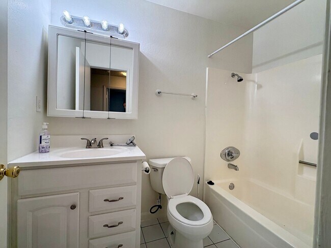 Building Photo - 3 Bedroom 2 Bath Single story home in Antioch