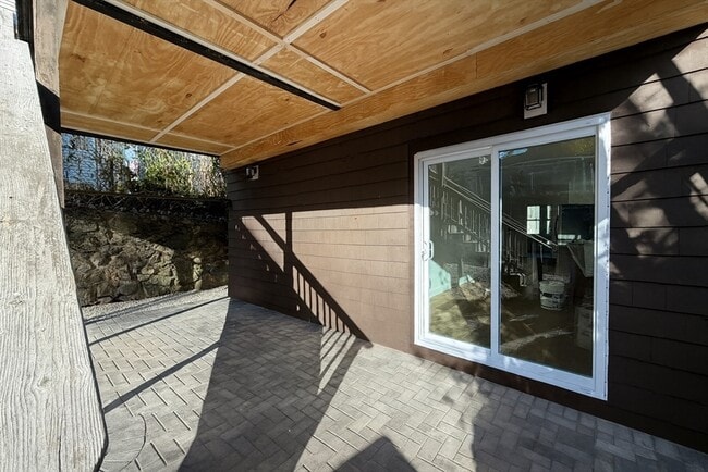 Building Photo - 9 Knollin St