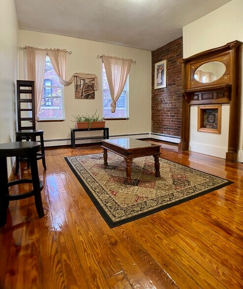 Building Photo - 69 Baldwin St