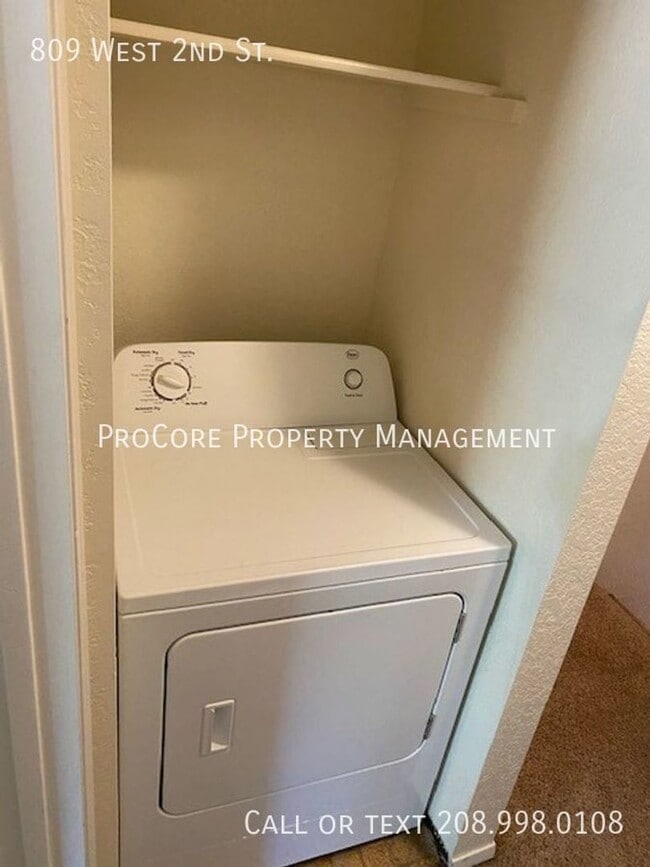 Building Photo - 2 Bed Modern Updates, 1.5 Baths, Semi-Fenced Covered Patio