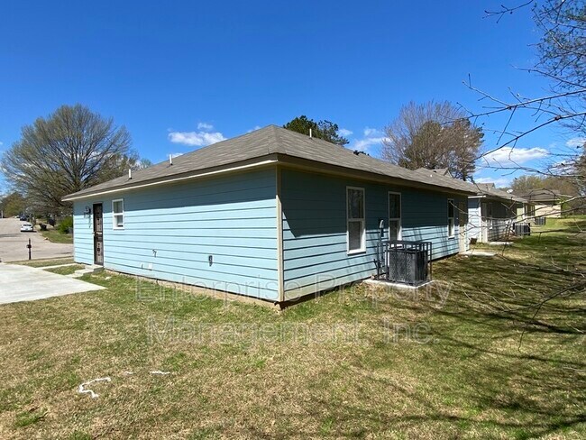 Building Photo - 3850 Ajanders Dr