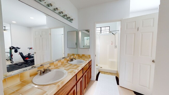 Building Photo - Bright 3 Bed 2 Bath Furnished Condo Available for Long Term Lease