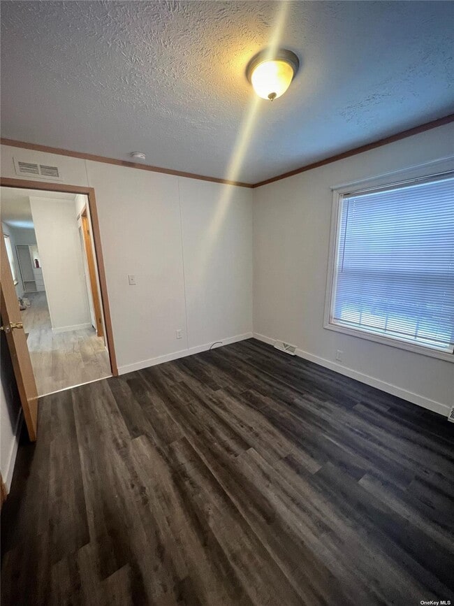 Building Photo - 588 Hubbard Ave