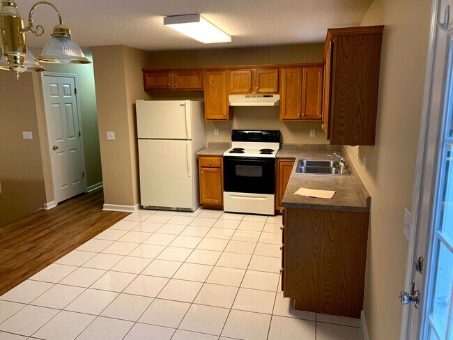 Building Photo - 3 Bedroom/2 Bath Split-Foyer Home Kingspor...