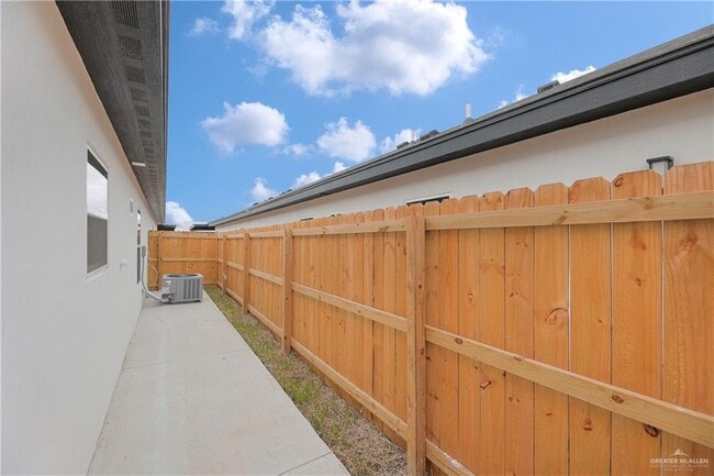 Building Photo - 18 E 24th St