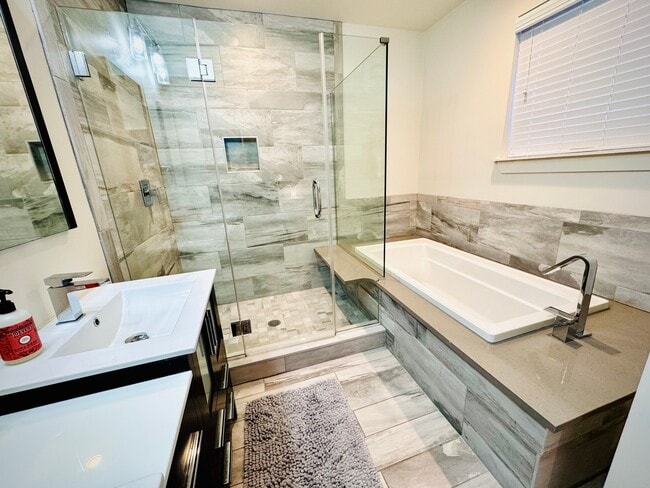 Building Photo - 1012-14 S Randolph St