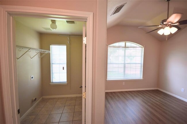 Building Photo - 102 Newport Landing Pl