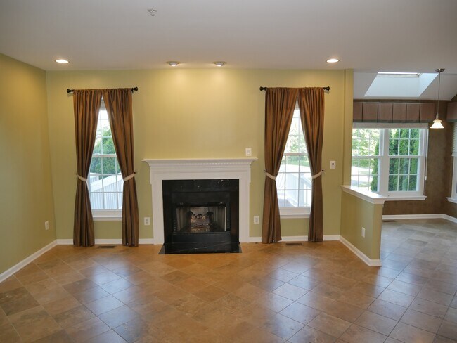 Building Photo - Gorgeous Former Model 4 Bed 2.5 Bath Townh...