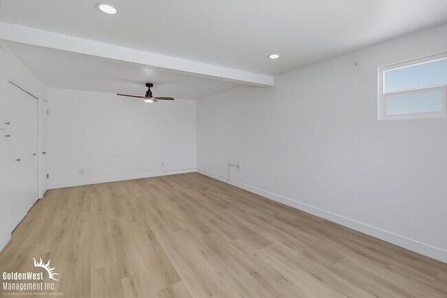 Building Photo - Stylishly Updated 3Bdm 2Ba Main Home in San Diego - MI Special!