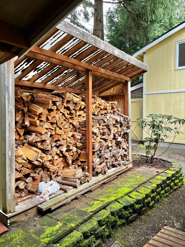 Building Photo - Well Maintained, Cozy, Furnished, Hansville Home on 3/4 Acre Lot!