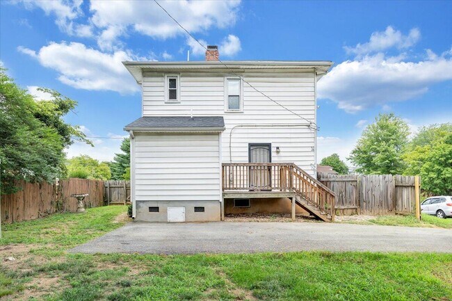 Building Photo - 1202 Rugby Blvd NW