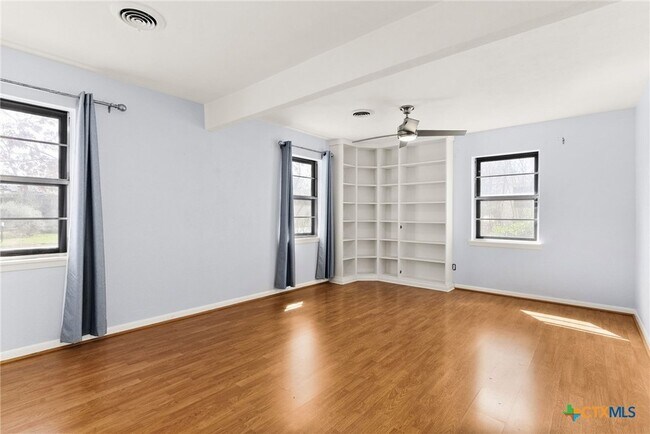 Building Photo - 204 Oak St