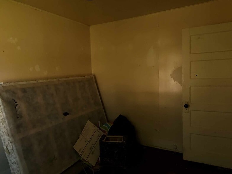 Building Photo - 1305 E Lawrence St