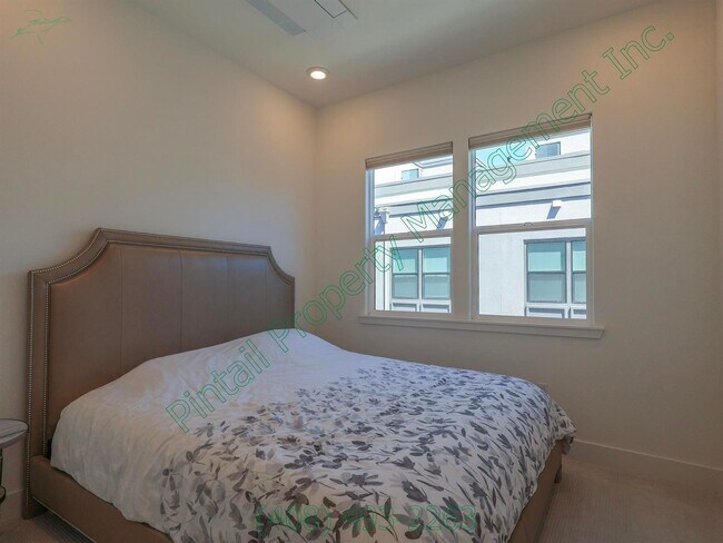 Building Photo - 1107 Artemisia Ter