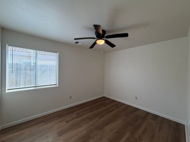 Building Photo - Riverlakes Community 4 Bedroom!