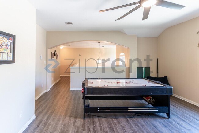Building Photo - Unit