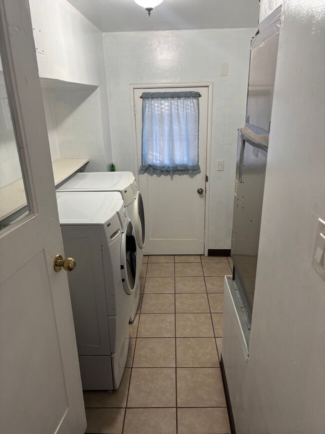 Building Photo - 2 BR 1 BA house with Bonus Room in Yuba City  AVAILABLE NOW!