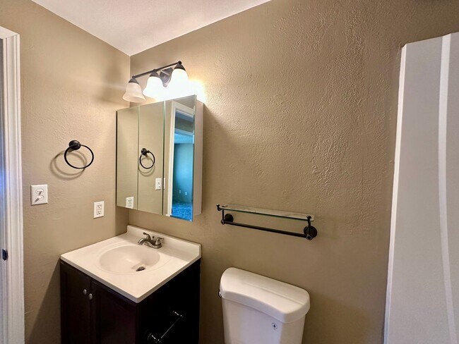 Building Photo - Pet-Friendly 4 Bedroom Home with Fenced Yard & Air Conditioning