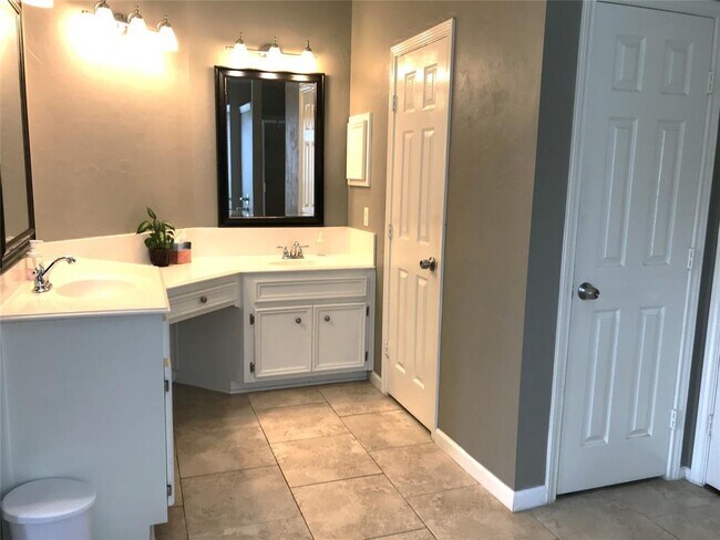 Building Photo - 7615 Dolphin Arc Dr
