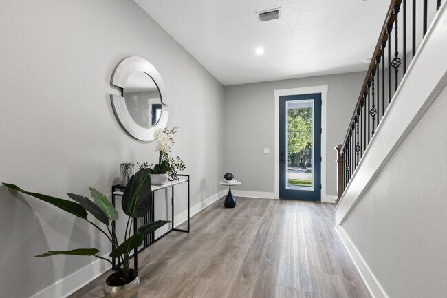 Building Photo - Charming Tampa Rental - Perfectly Located ...