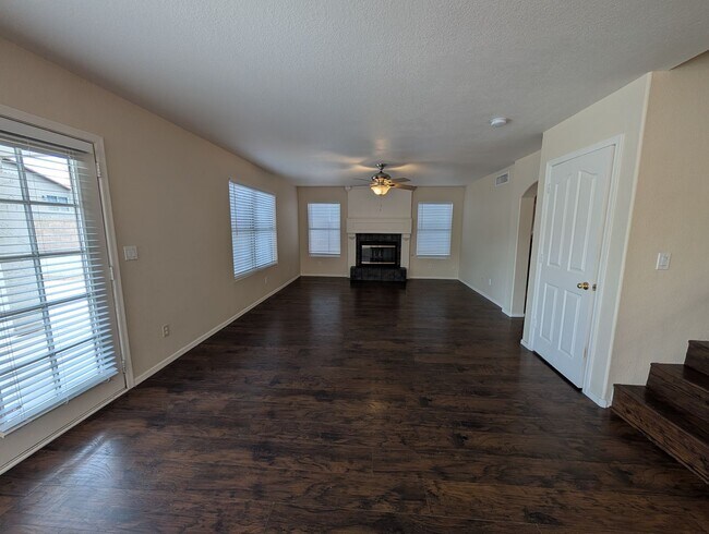 Building Photo - 4 Bedroom 2.5 Bathroom Lakewood Home