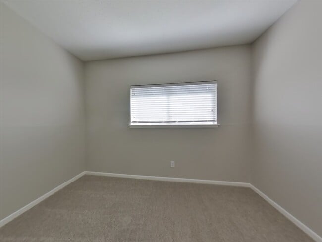 Building Photo - 535 Shady Brook Dr