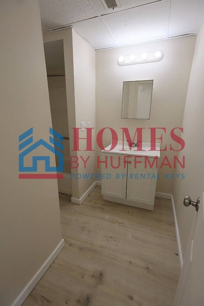 Building Photo - Two Bedroom House | Updated w/ Appliances